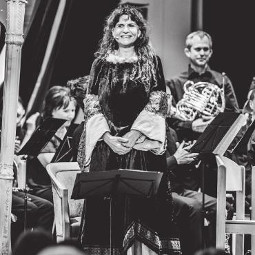 Aschenbrödel, ein Wintermärchen - Jolanda Steiner in der Roller der Erzählerin von «Aschenbrödel». Bild: zg