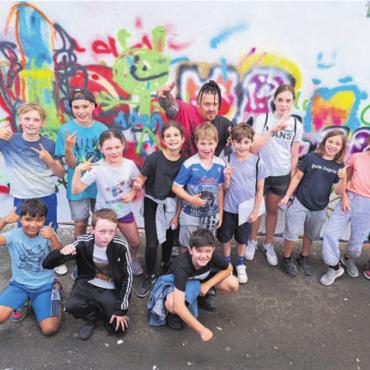 Ausleben erwünscht - Die Glücklichen, die unter Raphael Fahrni sich mit Graffiti verewigen konnten. Bilder: mo/zg