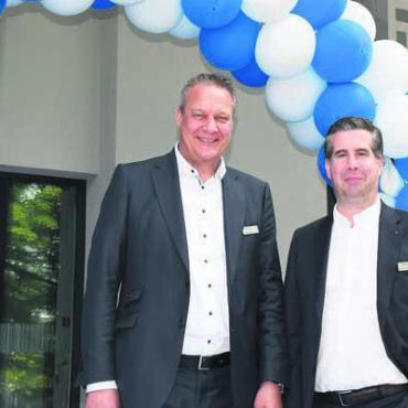 Freiamt ist attraktiv und beliebt - Sehr zufrieden mit der Messe und zuversichtlich in die Zukunft blickend: Regionalleiter Michael Wertli (links) und Andrea Marco Heibeisen, Leiter Privat- und Geschäftskunden.