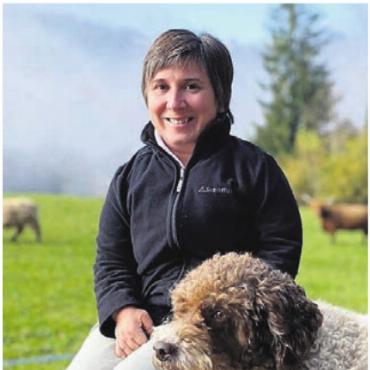 «Jeder Bissen ein kleines Fest» - Isabelle Küchler mit Trüffelhündin Najla. Bild: zg