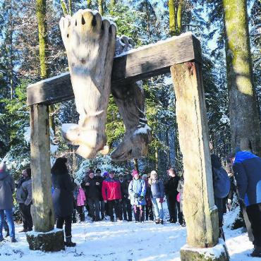 Schaurig-schöne Winterführung - Der «Stifeliryter» – eine Zwischenstation auf der Winterführung mit Ruth Blaser. Bilder: Thomas Stöckli