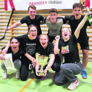 Gemeinsam zum Erfolg - Echte Freude bei der Siegerehrung: Ein Team der Kanti siegte im Mixed. Bilder: zg