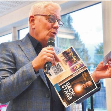 Zwischen Glamour und Alltag - Sein Buch «Backstage» klappte Röbi Koller in Merenschwand nicht oft auf. Meist sprach er frei von der Leber. Bild: Thomas Stöckli