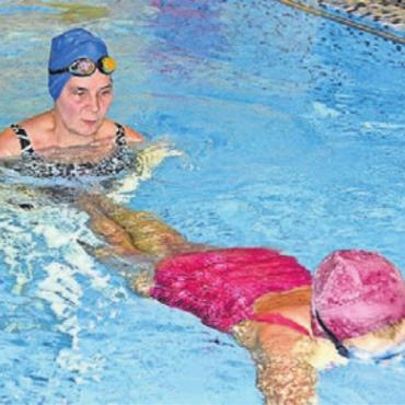 Sie erschwimmen Mut für mehr - Berührungen gehören bei einem Schwimmkurs dazu. Für viele ist das von Frau zu Frau angenehmer.