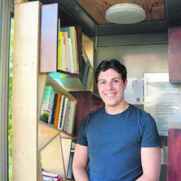 Gemeinsam gegen Zerstörung - Schüler Gianluca Coluccia sprach über die Herausforderung, die beiden neuen Bücherregale in die Kabine einzupassen.