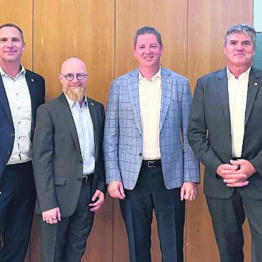 Speicher für Photovoltaik-Strom - Freuten sich über durchwegs über die diskussionslos genehmigten Geschäfte (v. l.): Gemeinderäte Renato Sanvido und Daniel Füglistaler, Gemeindeschreiber Josef Würsch, Gemeinderat René Schmidli, Gemeindeammann Ueli Lütolf und Gemeinderat Fabian Lupp. Bild: Walter Minder