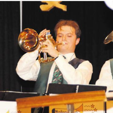 Für grosse Begeisterung gesorgt - Laurent Hänsli mit Soloeinlage. Das Konzert in Dintikon bot viel Abwechslung. Bild: zg