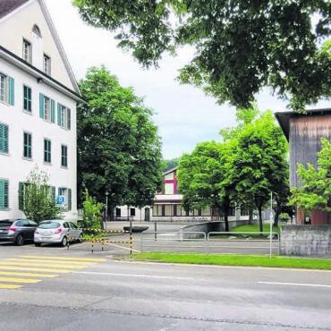 Schule auf neusten Stand bringen - Bei allen drei Schulhäusern besteht Handlungsbedarf: Links das alte Schulhaus Quadro, rechts das Schulhaus Linea, in dem der Kindergarten zu Hause ist. In der Mitte (im Hintergrund erkennbar) das Schulhaus Winkel, hier fallen die grössten Umbaukosten an. Bild: Chregi Hansen