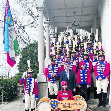 Mit Klängen aus dem Wallis - Der abtretende Präsident Othmar Huber mit seinen Gästen, den Tambouren und Pfeifern aus Bürchen. Bild: zg