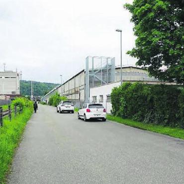 Für mehr Sicherheit sorgen - Entlang der Industriestrasse sind auch regelmässig Fussgänger unterwegs, ein Trottoir gibt es aber nur teilweise. Gerade der Bereich zwischen Nutzenbachstrasse und Ferro ist sehr gefährlich. Bild: gk
