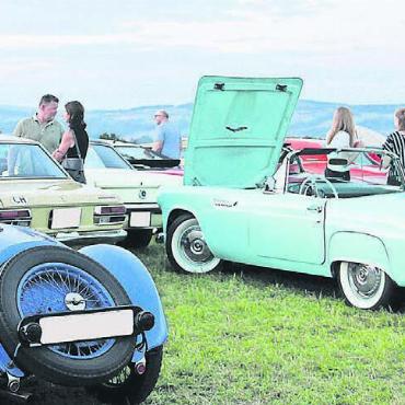 Ein Ort für Film- und Autoliebhaber - Beim Autokino gibt es auch aussergewöhnliche Schönheiten zu bewundern. Bild: Archiv/mo