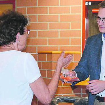 Es geht Schlag auf Schlag weiter - Die neue Frau Gemeindeammann Rosmarie Groux überreicht dem nicht gewählten Gemeinderatskandidaten Yves Blülle ein kleines Präsent und dankt für seinen Einsatz.