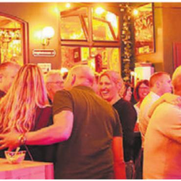 Freiämter Publikum und Gast - Gute Stimmung, volles Haus – im «Zähni» in Schongau.