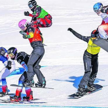 Zwei verliebte Sportlerseelen - Sina Siegenthaler (ganz rechts) im Halbfinal in Italien. Einen Start später holt sie ihren ersten Weltcupsieg. Bilder: wr/zg