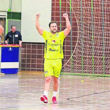 Mit Teamspirit durch den Krimi - Es ist vollbracht (v. l.): Tiago Trindade Botelho, Duje Vukadin und Damian Biffiger reissen wenige Sekunden vor Schluss bereits die Arme hoch. Der Zwei-Tore-Vorsprung ist ihnen am Ende der Zitterpartie nicht mehr zu nehmen.