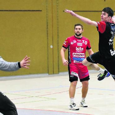 Revanche gelungen - Sechs Tore und wichtig in der Abwehr: Muris Mirco Külling beim Abschluss. Bild: tvm