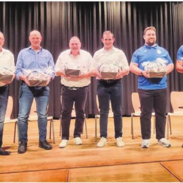 Freiämter Schwingerwelt feiert - Sie haben gut lachen. Sie sind die «Bösen» aus dem Freiamt. Von links: Paul Vollenweider, Marcel Villiger, Stefan Strebel, Andreas Döbeli, Lukas Döbeli und Joel Strebel sind eidgenössische Kranzgewinner. Auf dem Bild fehlt Urs Meyer.