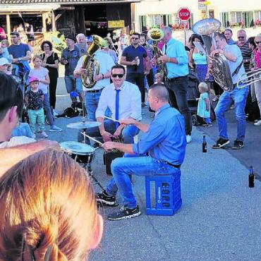 Drei Tage lang Party - Viel Lebensfreude: Kaum war das Jubiläumsfest eröffnet, strömten die Sarmenstorfer zum Feiern ins Zentrum. Bild: chh