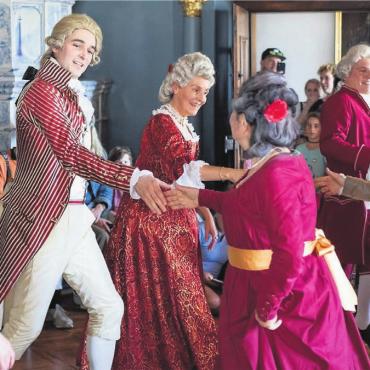 Von Dudelsack bis Maultrommeln - Die Tanzgruppe «Les Soirées Amusantes» sorgt auf Schloss Wildegg für Unterhaltung. Bild: pd