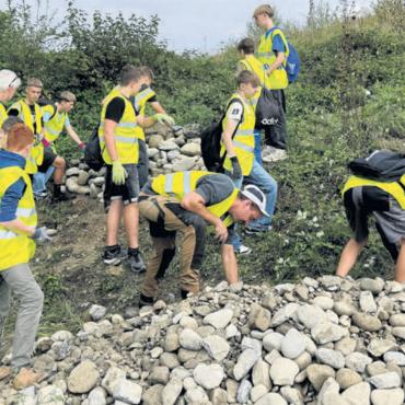 Hand in Hand für den Naturschutz - Die Schüler vom Junkholz bauten unter fachkundiger Anleitung neue Überwinterungsmöglichkeiten für Amphibien. Bild: zg