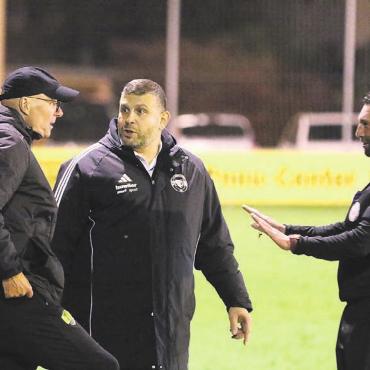 Mit viel Herz und ein wenig Glück - Schiedsrichter Imo Karabacak (aus Wohlen) beruhigt die Gemüter. Die Trainer Jürgen Seeberger (Mutschellen, links) und Tuncay Firinci (Bremgarten) bleiben respektvoll.