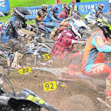 Endlich wieder Motorenparty - Viel Dreck, viel Spektakel: Start der Quads.