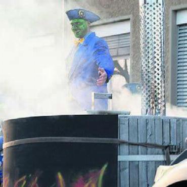 Neue Ära für Hägglinger Fasnacht - Getreu dem Motto «Hä-Hä-Häxerei» fuhr der Neue im Hexenkessel vor.