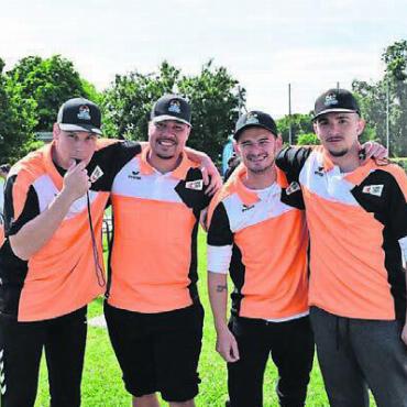 Der erste gelungene Wurf im Sand - Die Schiedsrichter aus Freiämter Handballkreisen waren bestens gelaunt. Bilder: zg