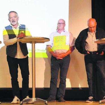 Windräder geben zu reden - Die Referenten, von links: Windpark-Gegner Stefan Schimon, Gemeinderat Jürg Barmettler, Befürworter Albert Betschart, Hermann Bütler (Begleitgruppe) und David Gautschi (Windpark Lindenberg AG). Bilder: Thomas Stöckli / zg