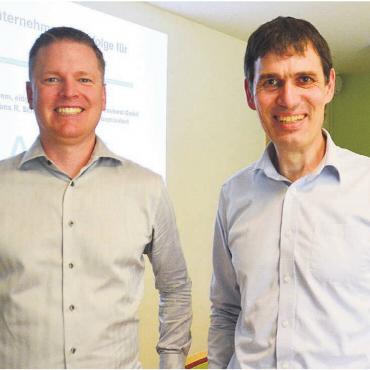 Grundsätzlich überfordert - Thierry Brem (links) und Hans R. Schibli boten den Unternehmen einen Überblick über die wichtigsten Aspekte einer Firmenübergabe. Bild: Roger Wetli