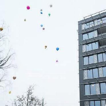 «Herein, herein, wir laden alle ein» - Zur Eröffnung liess man Ballone steigen.