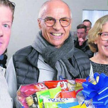 Vielfalt im «Weissenbach Valley» - Peter Wyrsch (links) überreicht dem Gastgeberpaar Gabi und Valentin Stöckli ein Präsent.