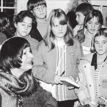 Mit Wörtern Bilder in die Köpfe malen - Unermüdlich signiert Federica de Cesco ihre Bücher, nachdem sie den Kindern zuvor aus ihrem Leben erzählt hatte. Bild: Archiv