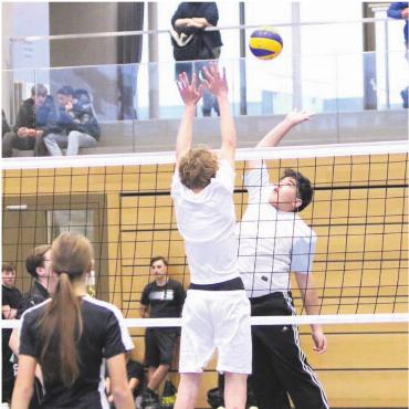 Ohne Handy, aber mit viel Elan - Gutes spielerisches Niveau: Einige Duelle am Volleyballturnier der Abschlussklassen waren hart umkämpft.