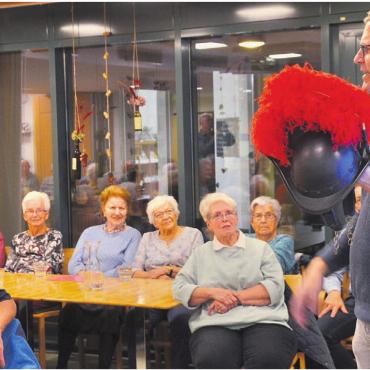 Für den Papst mit Mut und Loyalität - In seinem Referat zeigt Ex-Schweizergardist Pascal Staub auch Teile der Ausrüstung, hier den traditionellen Helm. Bilder: Thomas Stöckli