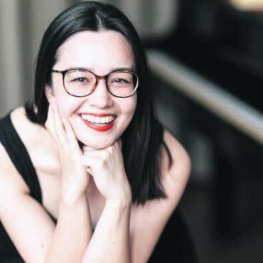 Zartes Frühlingserwachen - Die junge Aargauer Pianistin Sophie Holma interpretiert an diesem Abend Clara Schumanns Klavierkonzert Nr. 1 in a-Moll. Bild: zg