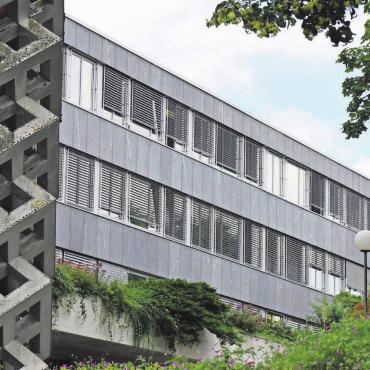 Die Folgen des Wachstums - Im Gemeindehaus muss Platz geschaffen werden für den Ausbau von vier Stellen: In der Kanzlei steht der notwendige Arbeitsplatz zur Verfügung. Auch für die drei weiteren Stellenerhöhungen stehen die notwendigen Arbeitsplätze bereit. Bild: Daniel Marti