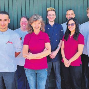 Eine kulinarische Oase im Grünen - Das Herrenberg-Team mit Christine Minder (Mitte) freut sich auf Ihren Besuch.