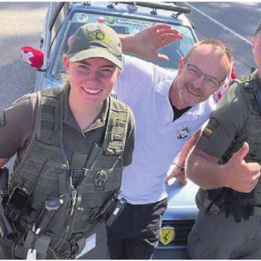 Unvergessliche Momente - Die Begegnung mit der Grenzpolizei von Lettland nach Litauen bildlich festgehalten. Ihnen ist das Fake Ferrarizeichen am Polo aufgefallen.