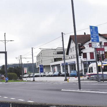 Nicht dagegen, aber für später - Der Verkehr über den Mutschellerknoten gibt viel zu reden. Eine Verlegung der Bahn in den Boden ist schon länger ein Thema. Der Regierungsrat hält zwar etwas von dieser Idee, sieht aktuell aber keine Notwendigkeit für eine rasche Umsetzung. Bild: Erika Obrist