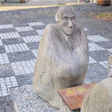Das Licht in der Stadtkirche - Schach spielen neben dem Schachbrett: Martin Hufschmid hat zwei nachdenkliche Zeitgenossen geschaffen, die sich bestens in ihre Bremgarter Umgebung einfügen.