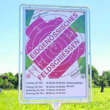 Das Warten hat ein Ende - Die Dorfeingangstafeln weisen auf Anlässe hin – aktuell das Feldschiessen. Bild: zg