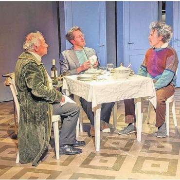 Mit jungen Hüpfern und alten Hasen - Die drei Physiker «Newton» (Hans Jörg Gygli), Möbius (Urs Albrecht) und «Einstein» (Franky Weber) im Zwiegespräch.
