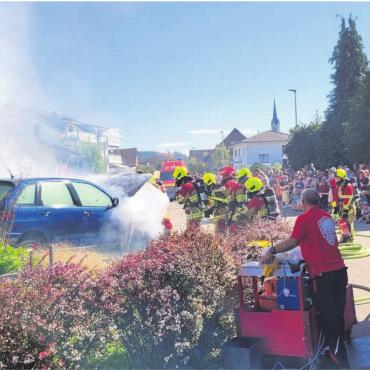 Zeigen, was man kann - Damit begann der Aufgabenreigen: Eine weggeworfene Zigarette führte zu einem Fahrzeugbrand mit viel Rauch und Flammen. Bilder: Chregi Hansen