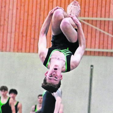 Sins turnt sich warm - Kopfüber ins Glück. Der Gastgeberclub STV Sins holt beim Trampolinspringen einen seiner zahlreichen Podestplätze. Bilder: Josip Lasic (4), Rene Stämpfli/STV Sins (2)