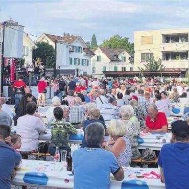 Die Kraft der Schweizer Fahne - Grosses Interesse, passende Wetterbedingungen, der Turnverein Wohlen als Mitorganisator – eine gelungene Bundesfeier auf dem Sternenplatz. Bilder: Walter Minder