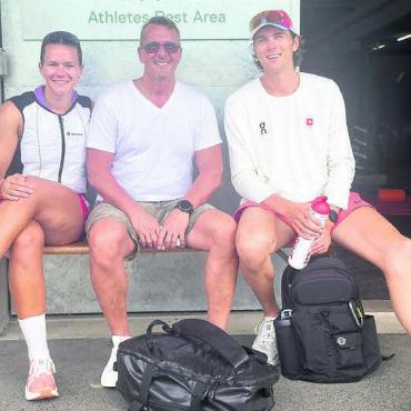 Herantasten Richtung WM - Olivia (links) und Tim Roth mit Vater Tomas (Mitte). Am Weltcup in Luzern konnten die Geschwister gute Leistungen zeigen.
Bild: zg