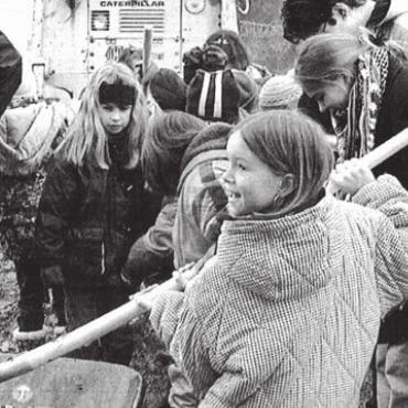 Mehr Platz für Wohler Schulhaus - Den offiziellen Akt bestreiten jene, die nachher den Schulhaus-Erweite-rungsbau bevölkern: die Kinder. Bild: Archiv