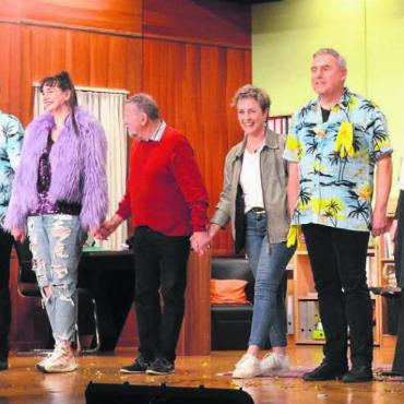 Spannung und viel Werbe-Nostalgie - Premiere geglückt: Die Mitwirkenden des Theaters Besenbüren durften sich über lang anhaltenden Applaus freuen. Bilder: Thomas Stöckli