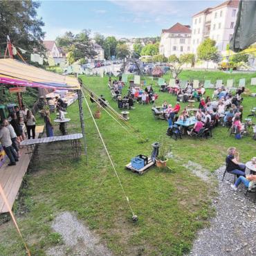 Die App als Hoffnungsträger - Wie jeden Sommer verwandelt sich das Isler-Areal auch in diesem Jahr an den Wochenenden in eine gemütliche Freiluft-Beiz. Bilder: Chregi Hansen